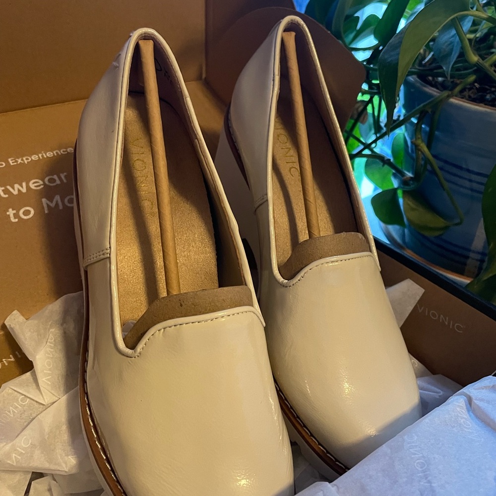 Vionic Women's White Loafers - NEW- 7